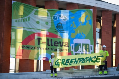 Greenpeace protesta en la estación de tren de Atocha para exigir un billete sencillo en septiembre de 2024.