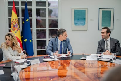 Yolanda Díaz, Pedro Sánchez y Carlos Cuerpo en el Consejo de Ministros.